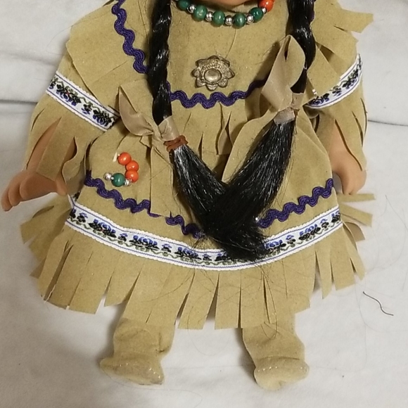 Goldenvale Native American Doll "Aileen" - Picture 3 of 12